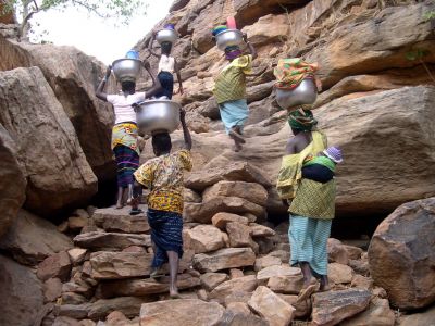 Corvée d'eau au pays DOGON - MALI