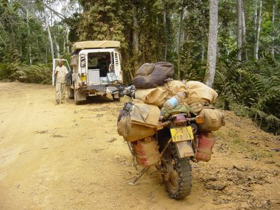 Congo - Direction Franceville la piste LandRover moto XT600