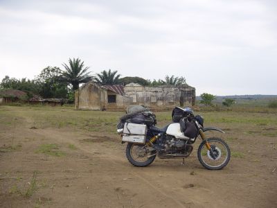 Angola - En direction de Negage la piste Moto R100GS