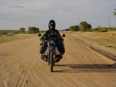 Namibie - Environs de Gobabis la piste du Kalahari moto R100GS JeanJacques