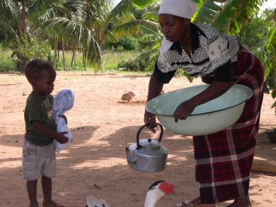 Avant le repas, il faut se laver les mains - MOZAMBIQUE